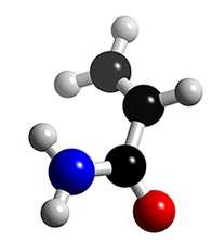 Trois atomes de carbone (noirs), un groupe NH2 (l'azote est en bleu) et un oxygène (en rouge) : la petite acrylamide, issue d'un inoffensif acide aminé et d'un simple sucre, a sans doute des effets redoutables sur notre organisme. © 3DChem.com