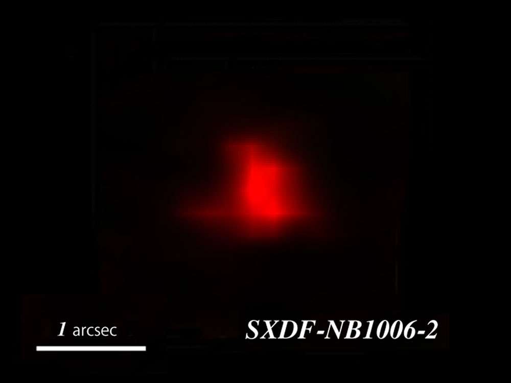 Cette tache rouge n'est autre que la galaxie SXDF-NB1006-2 située à 12,91 milliards d'années-lumière de la Terre. © NAOJ
