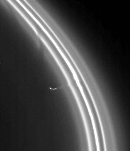 Cette image du 29 octobre 2004 montre un pont de matière attirée par Prométhée depuis l'arête interne de l’anneau F. Crédit Nasa/Cassini