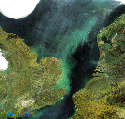 Deux images du ciel d'Europe du nord, avec et sans avions... Egalement visibles à l’image, une partie des Pays-Bas (en haut à droite), de la Belgique (en bas à droite) et de l’Angleterre (à gauche). Les différentes teintes de vert visibles dans la mer sont dues aux alluvions transportées par les eaux. © Esa