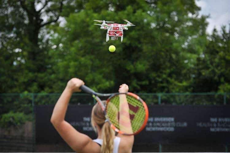  Placé au-dessus du terrain, le drone lâche une balle afin que le joueur ou la joueuse perfectionne son smash ou son service. © Virgin Active