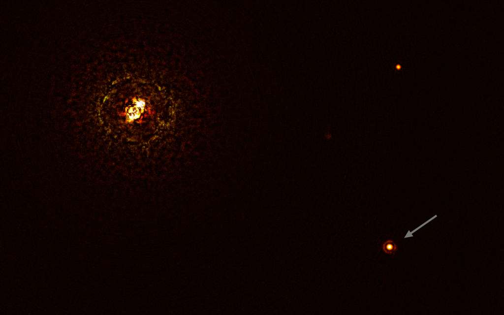 Cette image montre b Centauri, la paire d'étoiles la plus massive observée à ce jour abritant une planète, et sa planète géante b Centauri b. La paire d'étoiles est l'objet brillant dans le coin supérieur gauche de l'image, les anneaux lumineux et sombres qui l'entourent étant des artefacts optiques. La planète, visible comme un point brillant dans le coin inférieur droit de l'image (indiquée par une flèche), est dix fois plus massive que Jupiter. L'autre point brillant de l'image (en haut à droite) est une étoile de fond. En prenant différentes images à différents moments, les astronomes ont pu distinguer la planète des étoiles de fond. L'image a été prise à l'aide d'un coronographe qui a bloqué la lumière du système d'étoiles massives et a permis aux astronomes de détecter la faible planète. © ESO/Janson et al.
