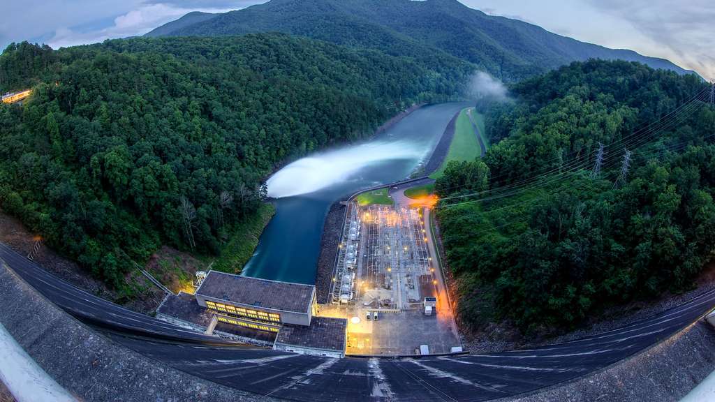 Fontana, le plus grand barrage de l'est des États-Unis Fontana, le plus grand barrage de l'est des États-Unis