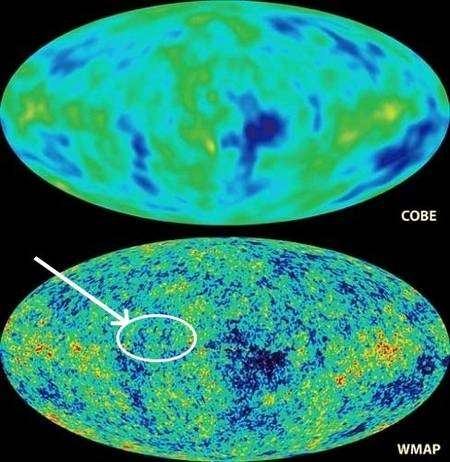 En haut, la carte des fluctuations de températures du rayonnement fossile vue par Cobe au début des années 1990. En bas une des cartes fournies il y a quelques années par WMap. Certaines fluctuations statistiques peuvent faire croire à tort à l'existence d'anomalies, comme celle montrée ici au centre de l'ellipse. On voit en effet les initiales de Stephen Hawking ! Crédit : Nasa
