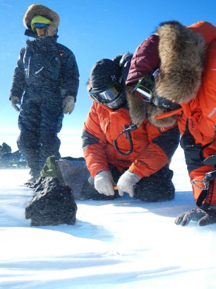 Une chondrite de 18 kg découverte au sud de la station belge Princesse Élisabeth en Antarctique. Une aussi grosse météorite n'avait pas été trouvée depuis 1988. © International Polar Foundation