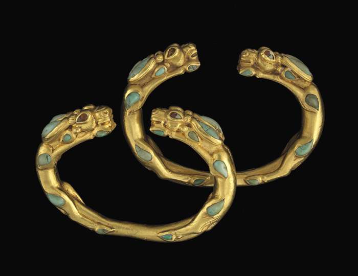 Bracelets ornés d'antilopes trouvés en Afghanistan Bracelets ornés d'antilopes trouvés en Afghanistan