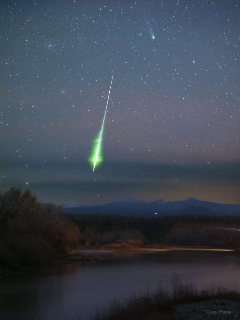 superbe photo d'un bolide de l'essaim météoritique des Géminides au premier plan, et de la comète Leonard à l'arrière plan. © Cory Poole, Apod (Nasa)