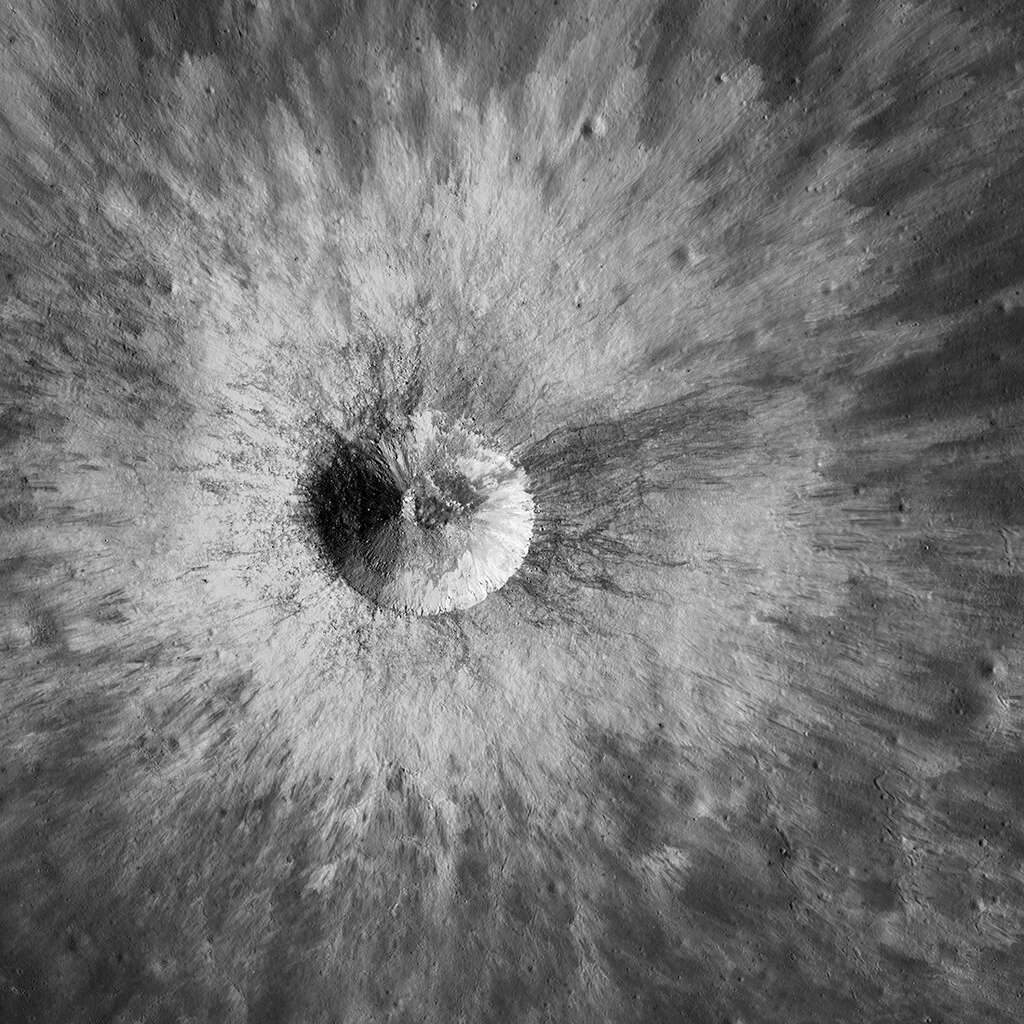 Un jeune cratère rayonnant, sans nom, de 1,8 kilomètre de diamètre photographié par la sonde LRO. © Nasa, GSFC, université de l’Arizona
