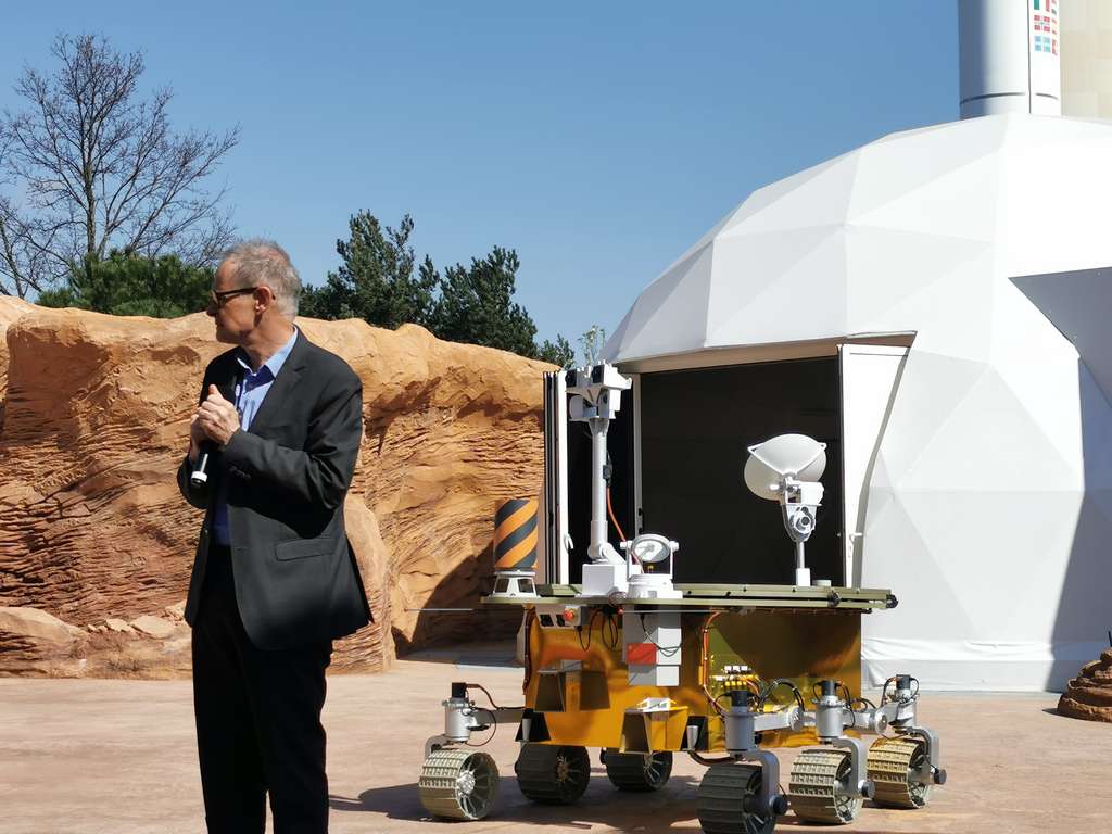 Le planétologue Sylvestre Maurice présentant tour à tour le rover américain Perseverance et le rover chinois Zhurong (derrière lui). © Daniel Chrétien, Futura-Sciences