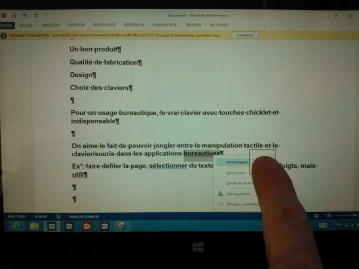 Manipuler le traitement de texte Word avec les doigts pour contrôler certaines commandes, comme ici pour corriger un texte, s’avère très pratique. On prend rapidement le réflexe de combiner la frappe au clavier pour la vitesse et les actions tactiles pour faire défiler, sélectionner ou zoomer sur du texte. Une pratique valable pour les autres logiciels de Microsoft Office 2013. La suite bureautique est livrée par défaut en version d’évaluation avec la tablette. © Marc Zaffagni, Futura-Sciences