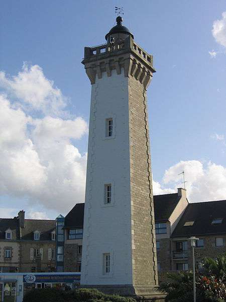 Le phare de Roscoff a été automatisé à partir de 2002. © Thesupermat, Wikipédia