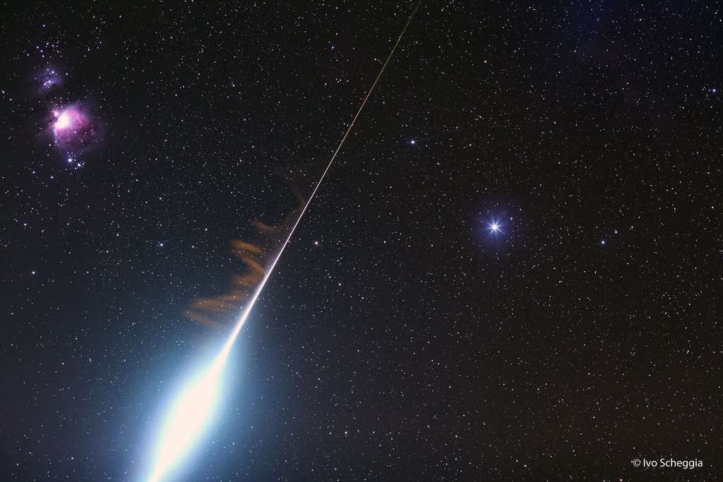 Un bolide de l’essaim météoritique des Taurides photographié en 2015. En arrière plan, en haut à gauche, la nébuleuse d’Orion. © Ivo Scheggia, APOD