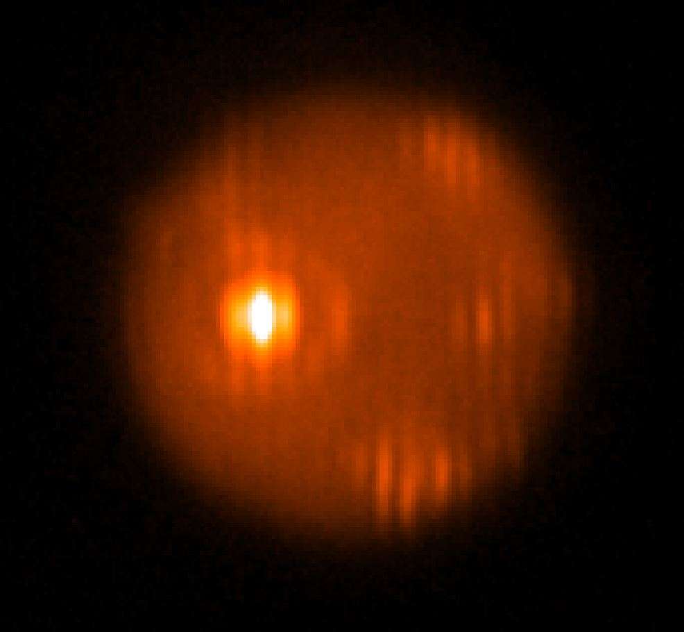 Observées en infrarouge, la région de Loki Patera et son activité sont bien visibles à la surface de Io, sous le regard du LBT. © LBTO