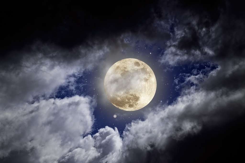 Des chercheurs de l’université de Washington (États-Unis) rapportent que nous dormons moins les nuits qui précèdent la pleine Lune. © Anton, Adobe Stock