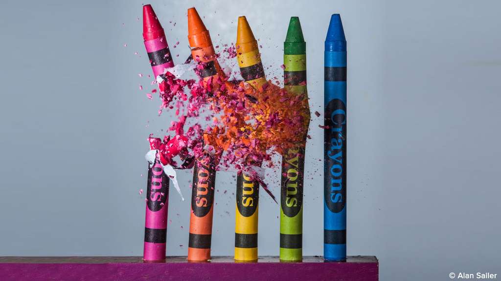 Crayons pulvérisés photographiés au ralenti Crayons pulvérisés photographiés au ralenti