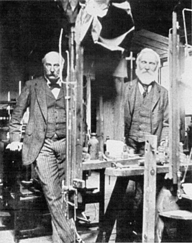 Cliquer pour agrandir. A gauche, lord Rayleigh et à droite lord Kelvin. Crédit : Glasgow University