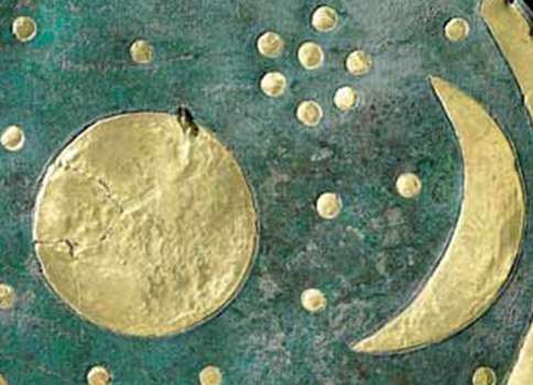 Détail du disque montrant la position des Pléiades par rapport à la Pleine Lune (à gauche) et au croissant de Lune (à droite). © Paul Krafft, Club d'astronomie de Wittelsheim, CC by-nc-sa 4.0
