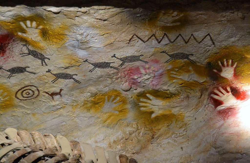 Peintures rupestres de la Cueva de las Manos, la « grotte des mains », située en Argentine (province de Santa Cruz). Les plus vieilles peintures de ce site datent d'il y a 13.000 ans. © Joanbanjo, Wikipédia, CC by-sa 3.0