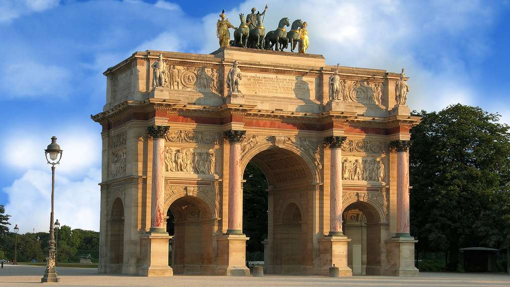 L’arc de triomphe du Carrousel, ancienne porte de palais L’arc de triomphe du Carrousel, ancienne porte de palais