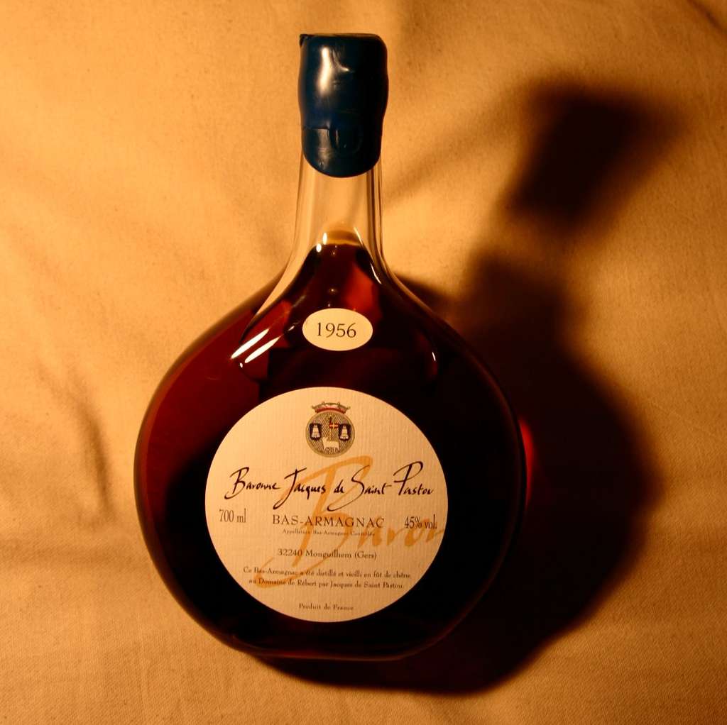 L’armagnac, comme cette bouteille millésimée de 1956, est produit par distillation de vins blancs secs et a plusieurs usages en gastronomie. © Rama, Wikimedia Commons, cc by sa 2.0