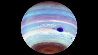 Jupiter cache encore des secrets : une tornade invisible crée des taches géantes à ses pôles !