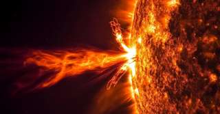 Une éruption spectaculaire de près d’un million de kilomètres de long observée sur le Soleil !
