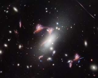 Le télescope James-Webb révèle un « point d’interrogation cosmique » lors d’un alignement rare de galaxies !