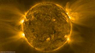 Matière noire superfluide : des horloges atomiques pourraient détecter un halo autour du Soleil