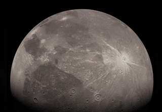 la plus grande lune du Système solaire nous donnera-t-elle la clé de la nature de la matière noire ?