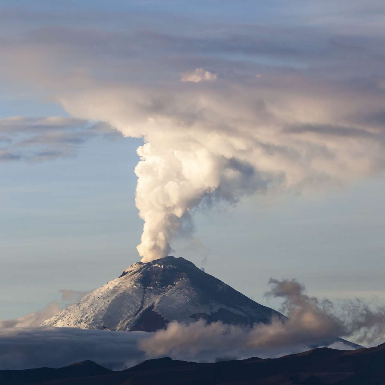 ENTRETIEN. Éruptions volcaniques : Grindavík en Islande, Etna en