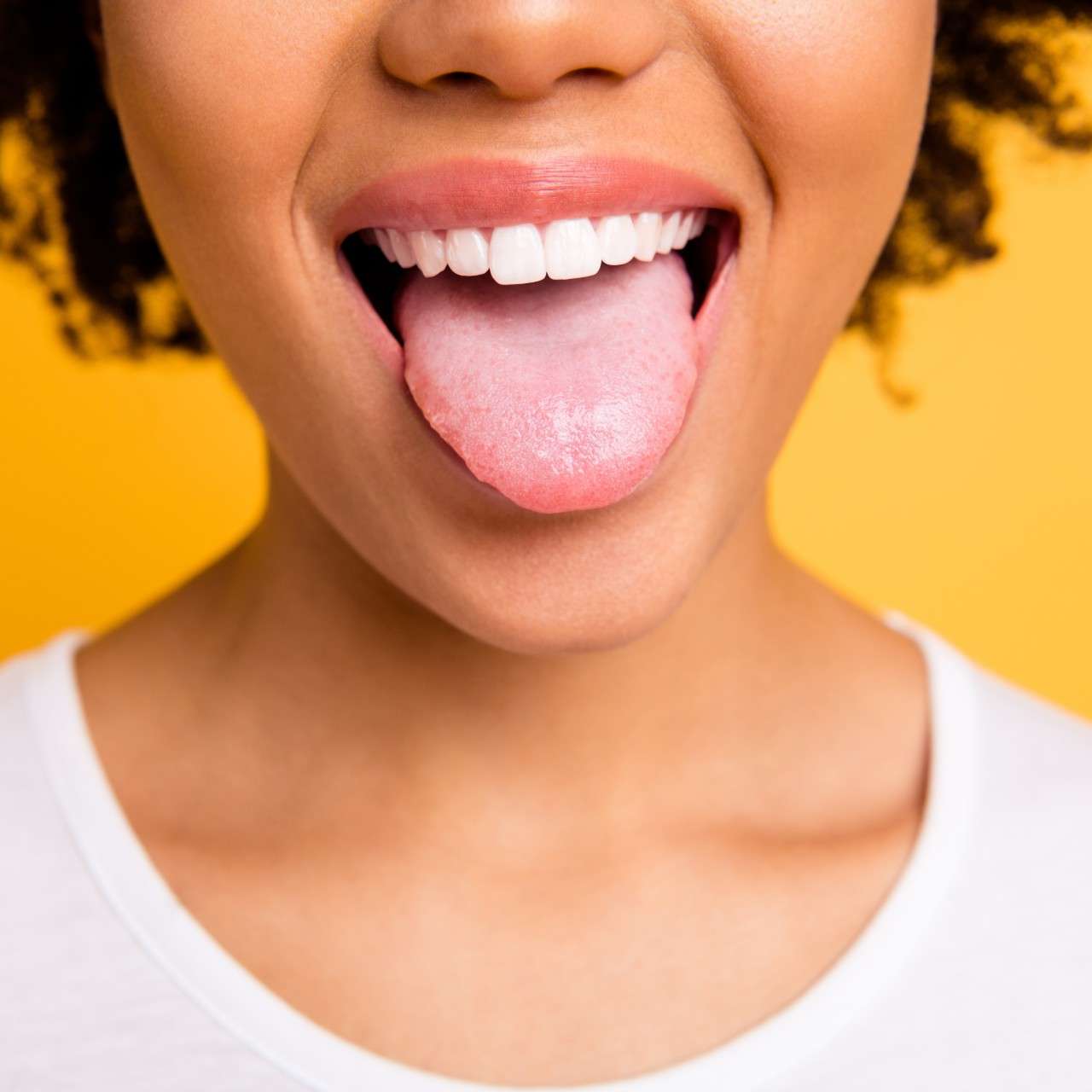 Boutons sur la langue : quelles peuvent être les causes ?