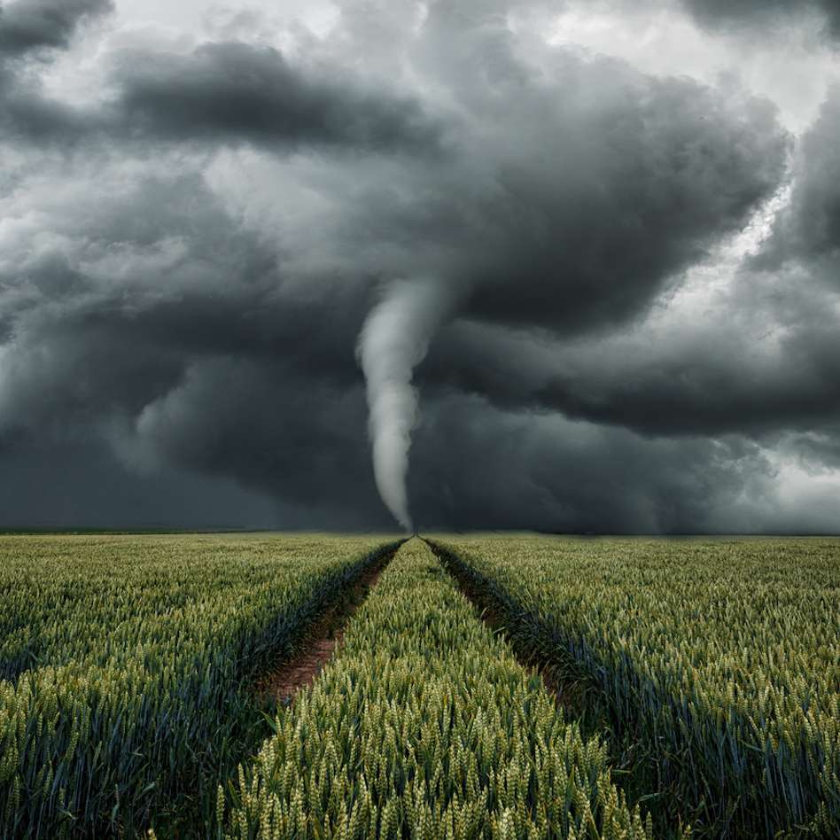 Formation de nuages ​​en entonnoir de tornade
