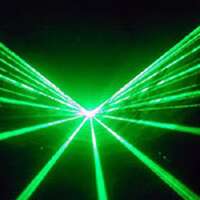 Un Laser Vert Est Tenu Devant Un Mur Avec Un Faisceau Lumineux