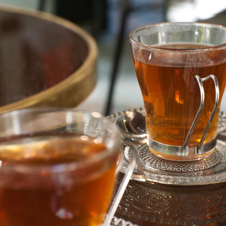 En été, faut-il boire du chaud ou du froid ? Les bienfaits du thé chau