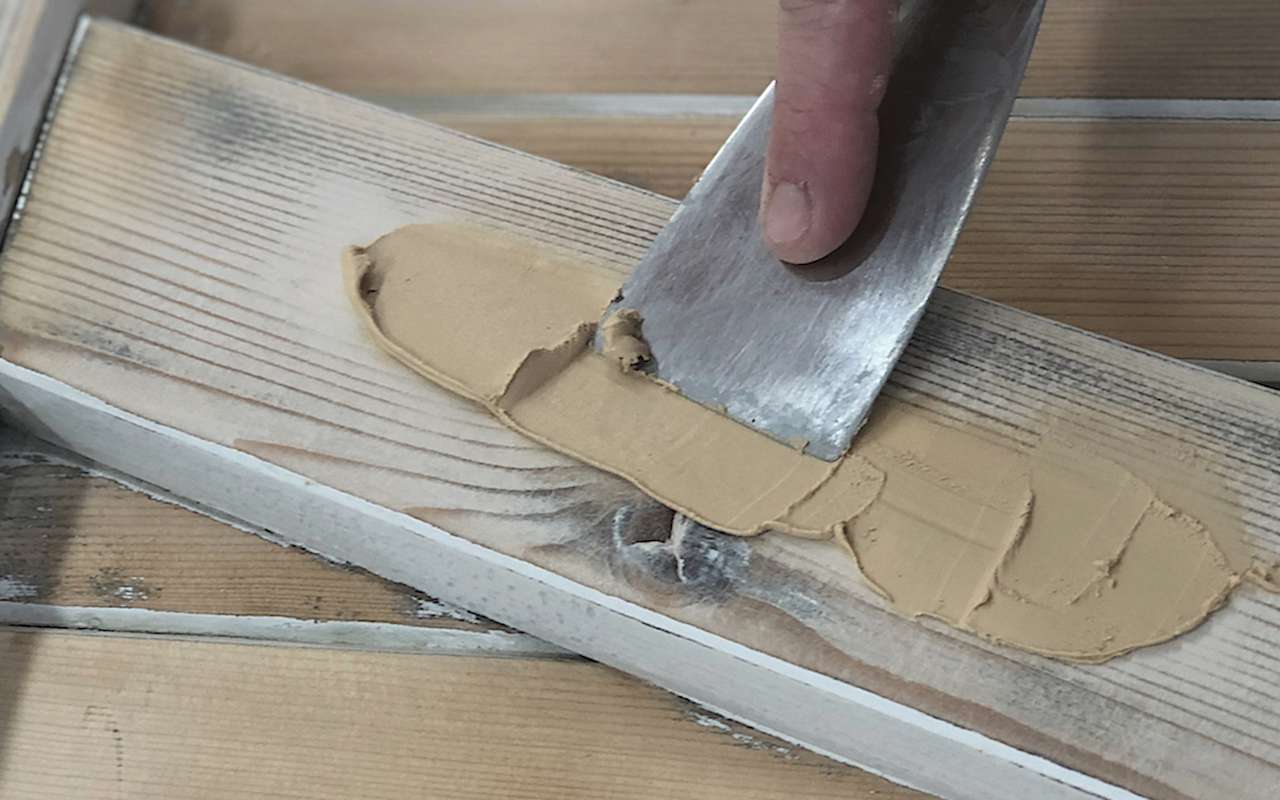 Mastic à bois en poudre pour reboucher trous et fissures - Blanchon