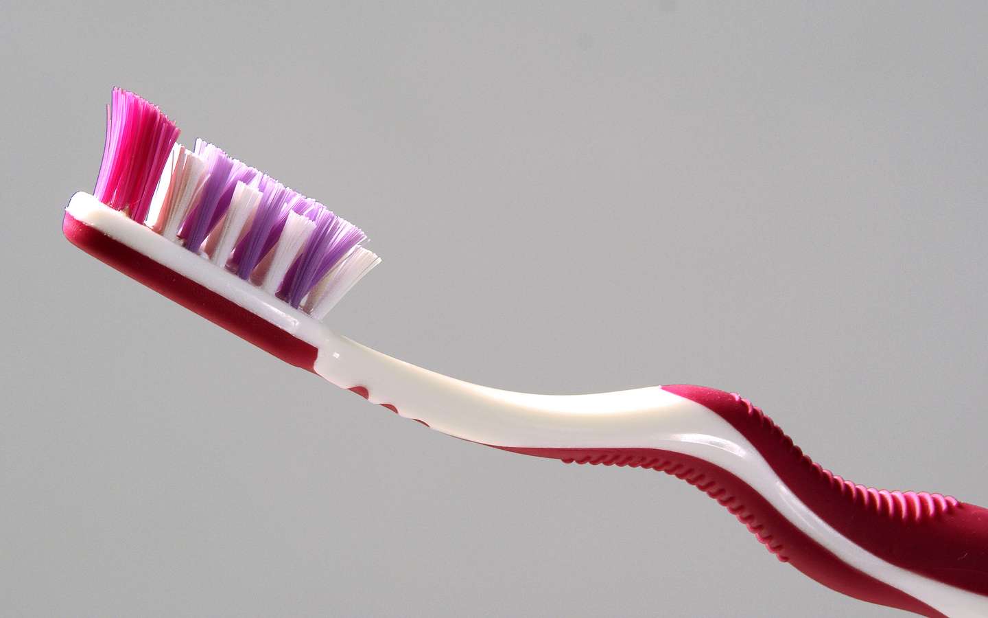 FAQ  Une brosse à dents à poils durs n'est-elle pas plus efficace