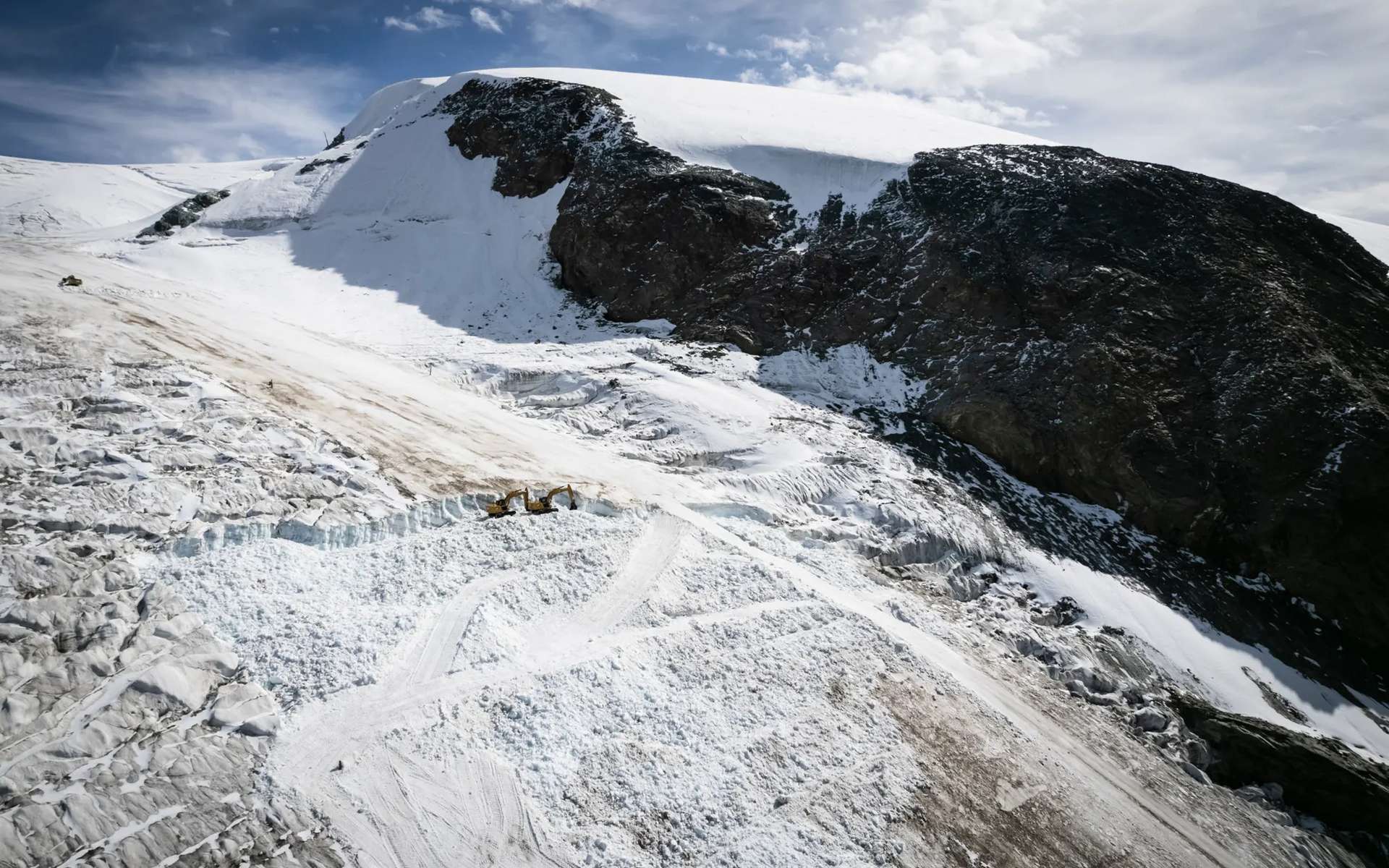 Vu de l'espace : un glacier démembré par des pelleteuses pour créer une piste de ski !