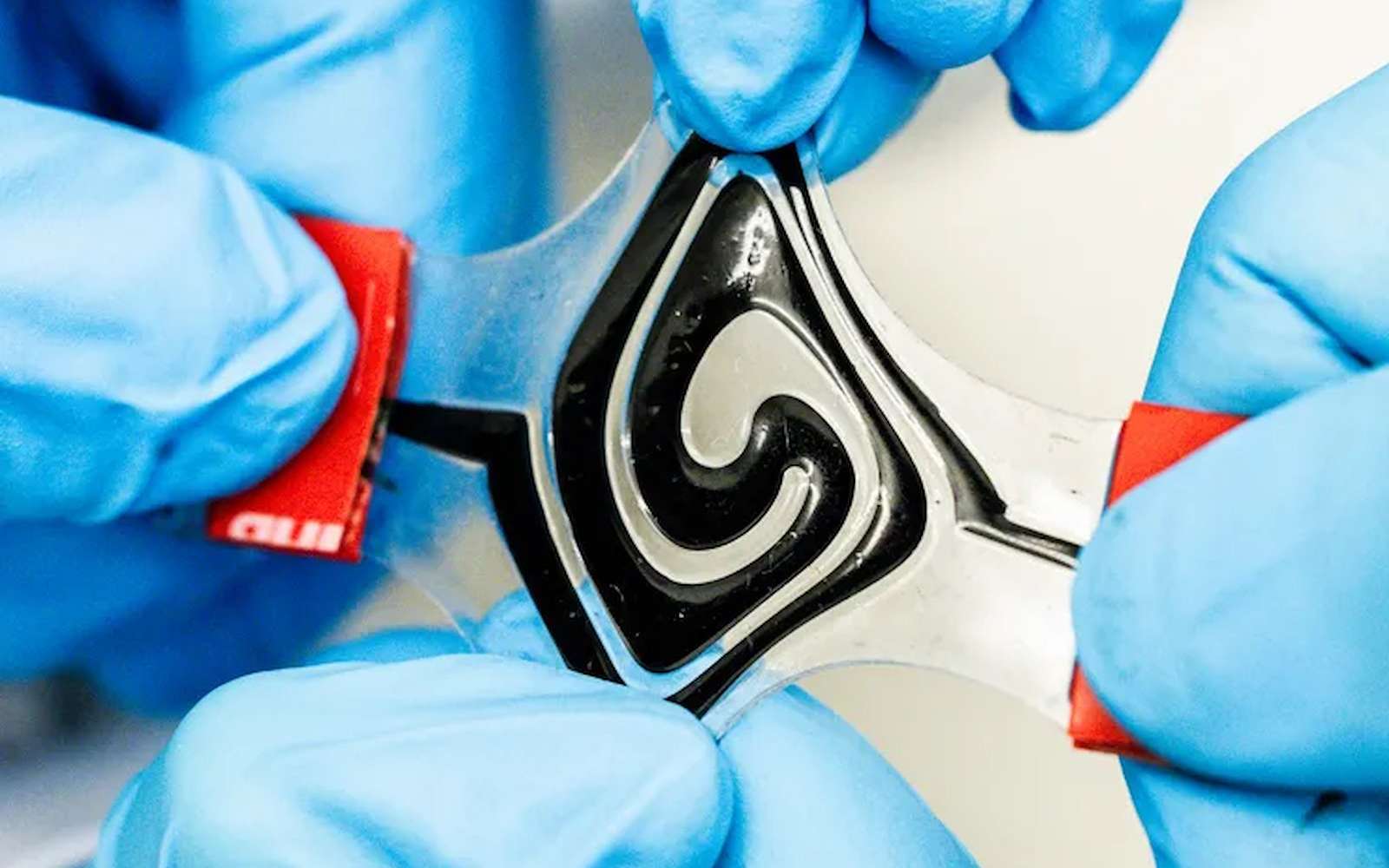 Cette batterie flexible peut être étirée jusqu'à deux fois sa longueur sans affecter sa performance