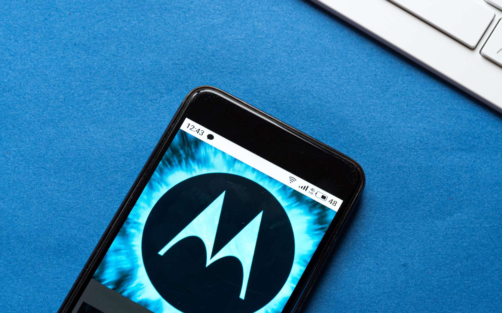 Motorola dévoile Rizr, un smartphone avec un écran enroulable