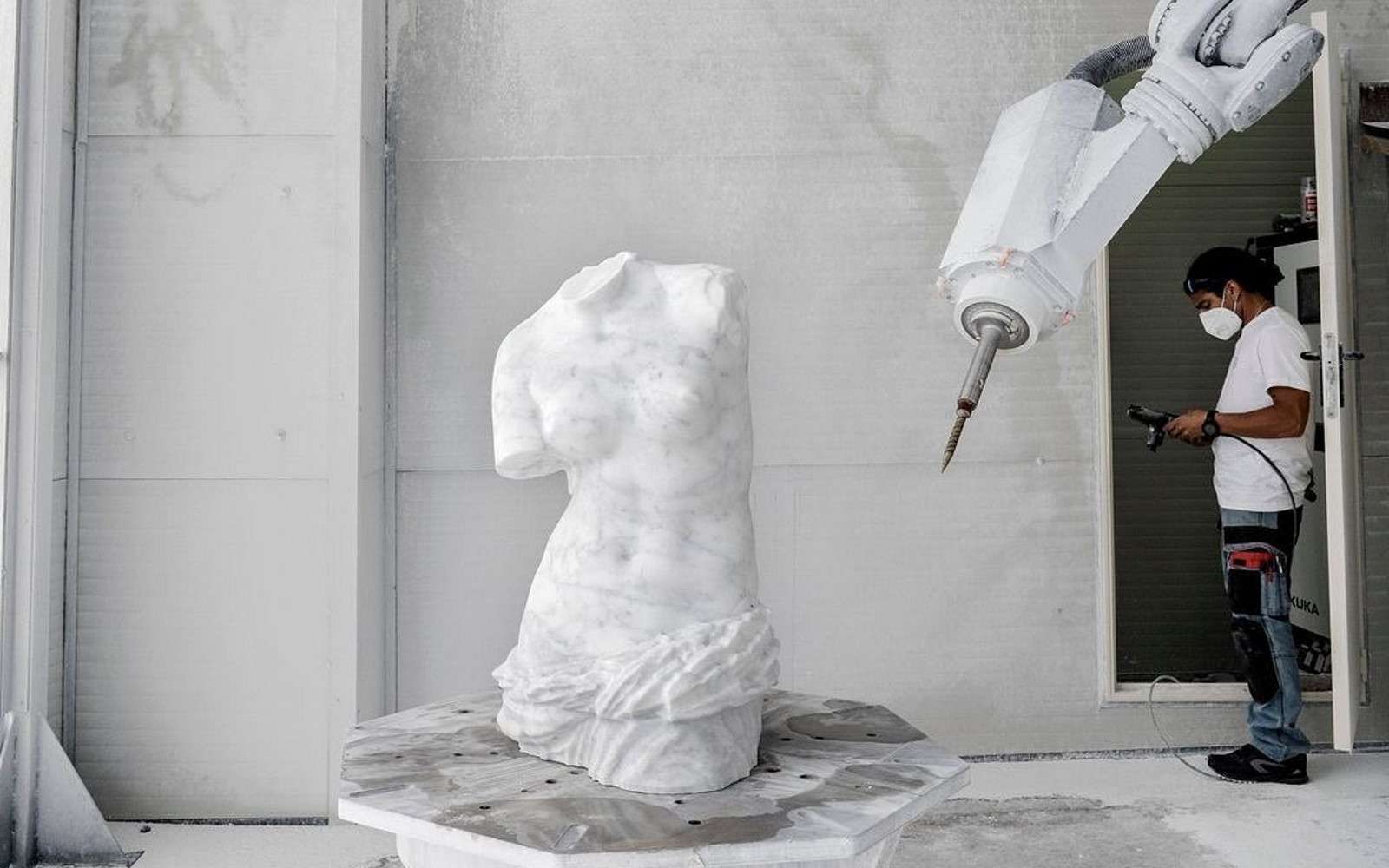 Ce robot peut sculpter aussi bien que Michel-Ange : « nous permettons aux artistes de penser sans aucune limite »
