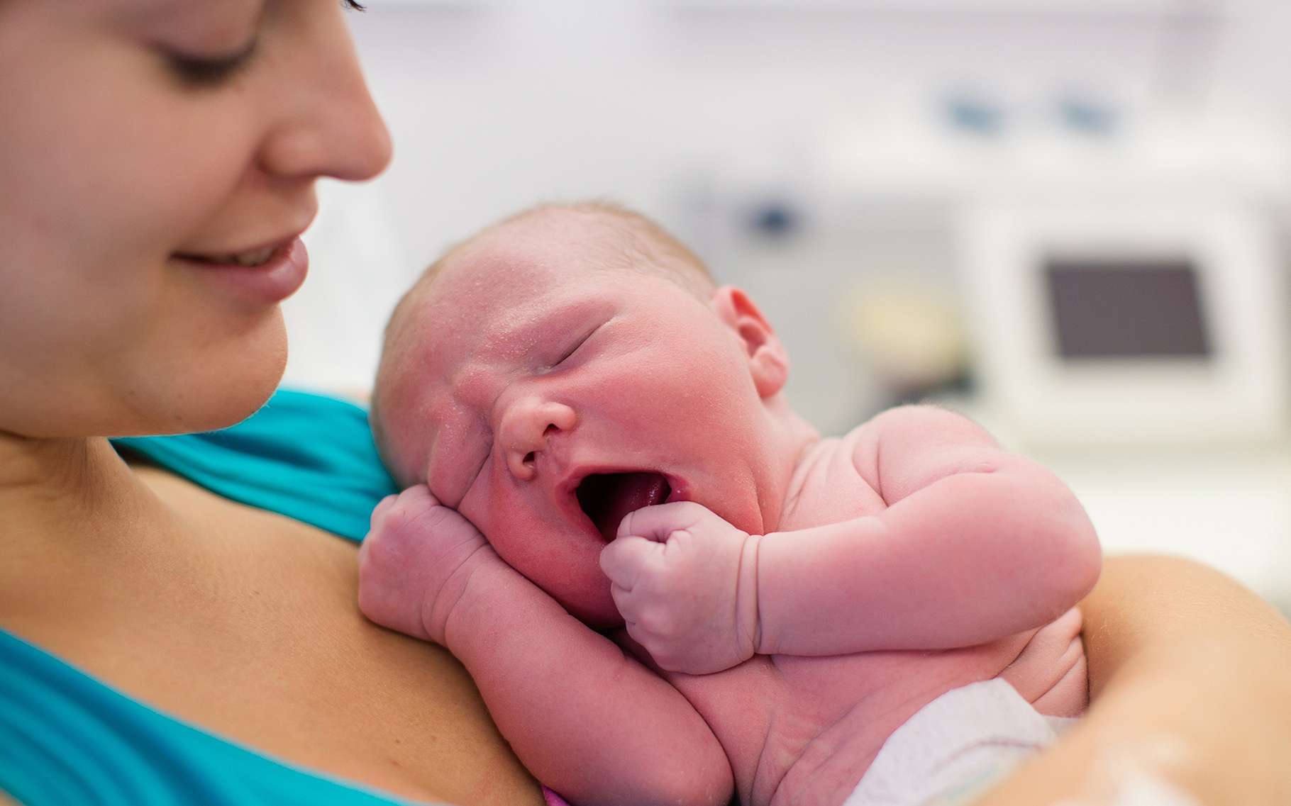 Le dépistage de la surdité chez le bébé se pratique à la maternité, dès les premiers jours de la vie. © FamVeld, Shutterstock
