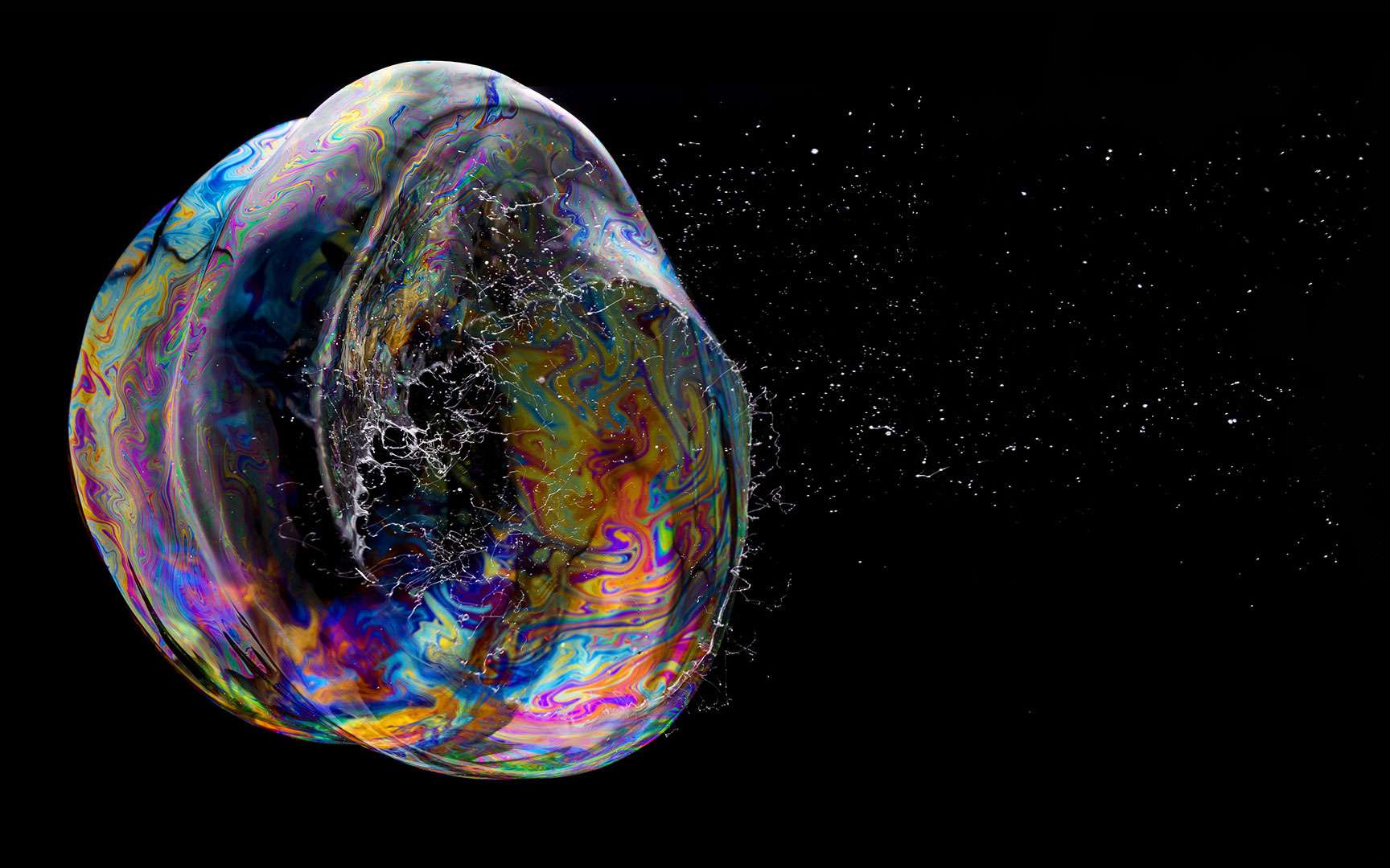 Une bulle de savon éclate. Moment éphémère, mais superbe. La photographie immortalise l'instant. © Fabian Oefner