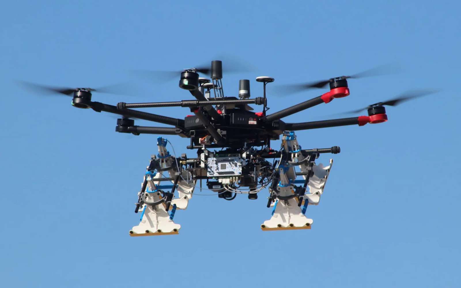 Le drone vole à une hauteur de 5 mètres au-dessus de la zone minée et son radar épaulé par des capteurs permettent de détecter les explosifs sous le sol. © Urs Endress