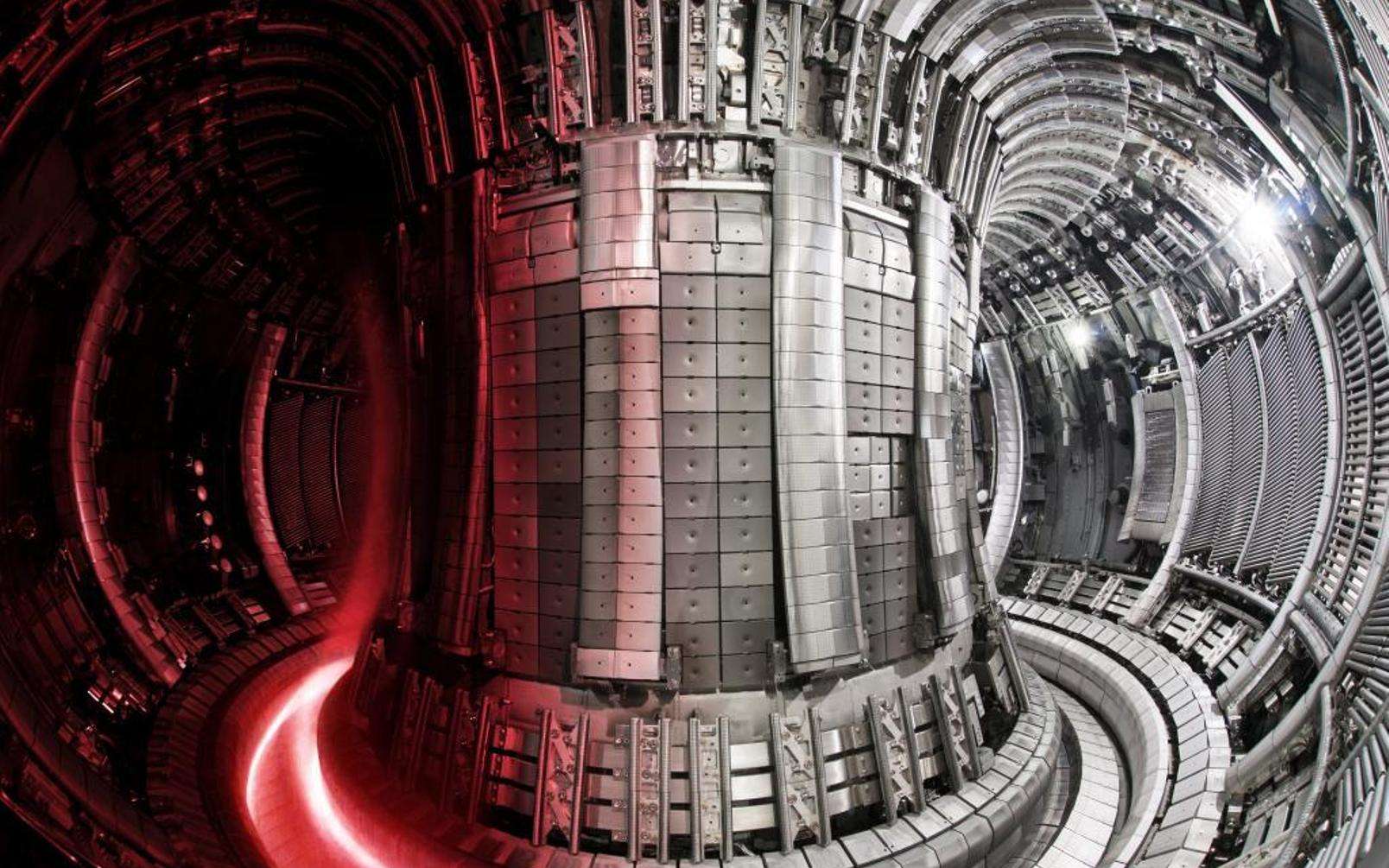 Une vue de l'intérieur du JET avec surimposé sur sa gauche une image prise lors du fonctionnement avec du plasma. © UKAEA
