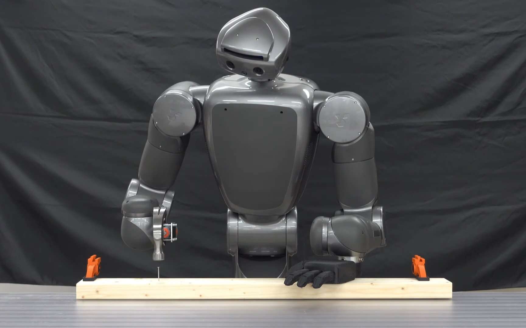 Ce robot est le premier à maîtriser le marteau !