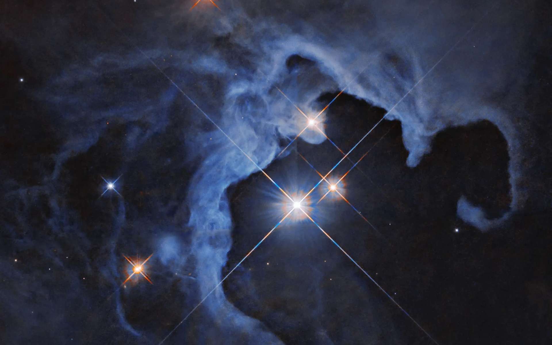 Le télescope Hubble dévoile la naissance d'une étoile triple