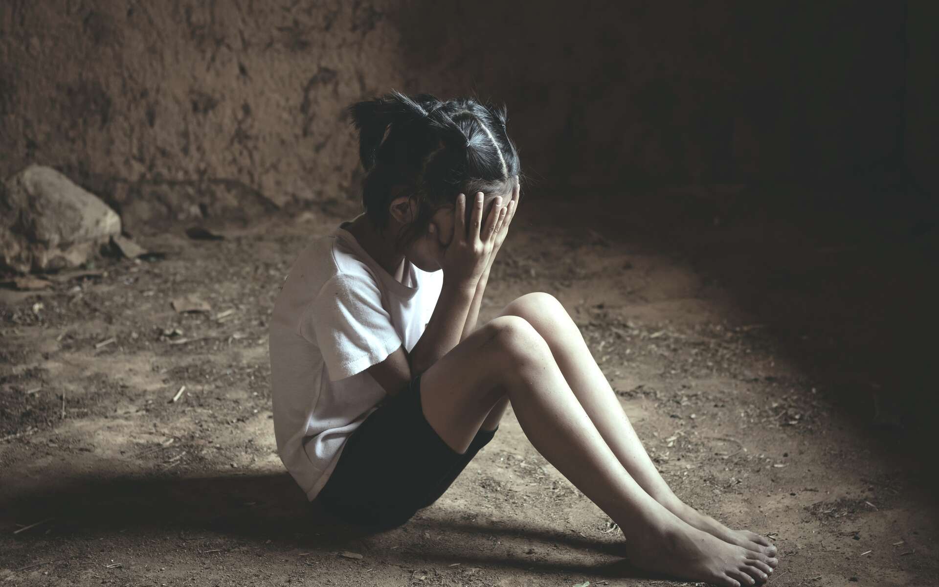 Les traumatismes vécus dans l’enfance modifient l’expression des gènes. © AungMyo, Adobe Stock