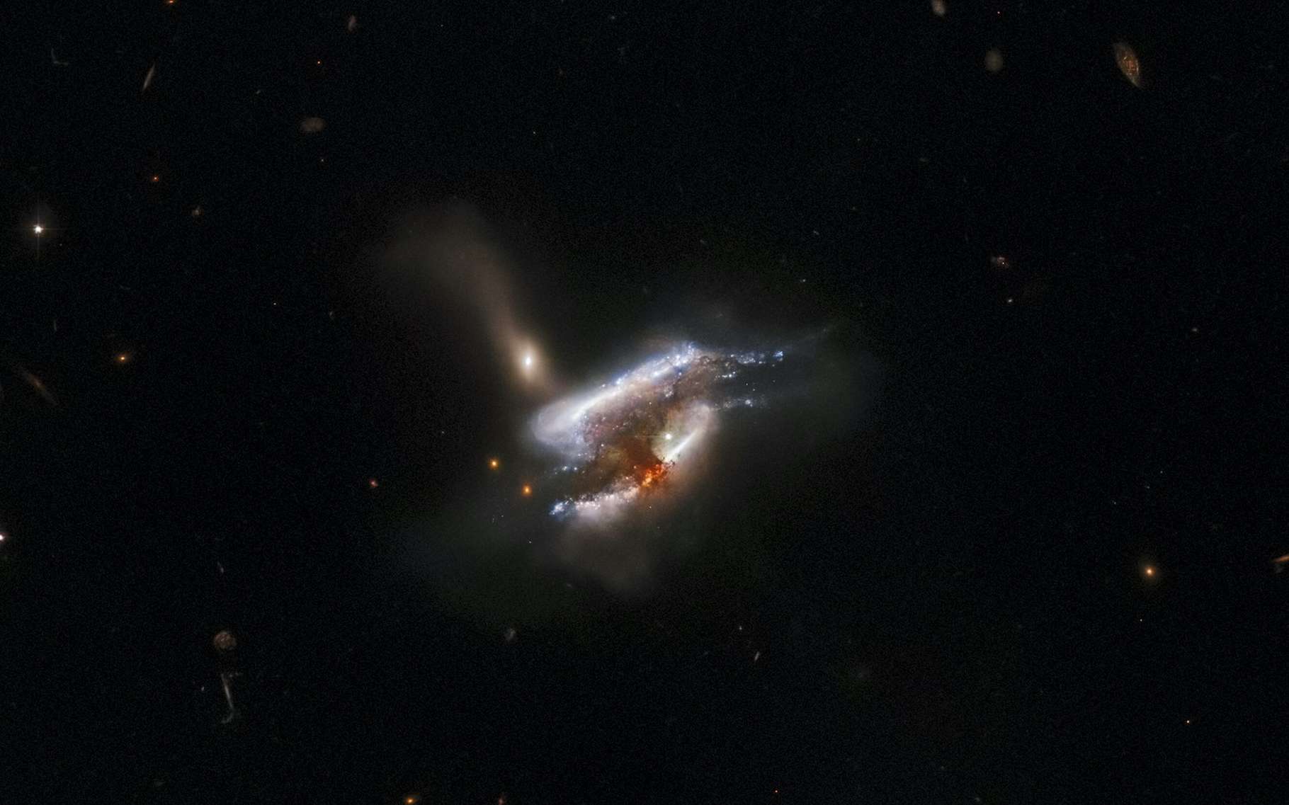 Hubble : la danse cannibale de trois galaxies