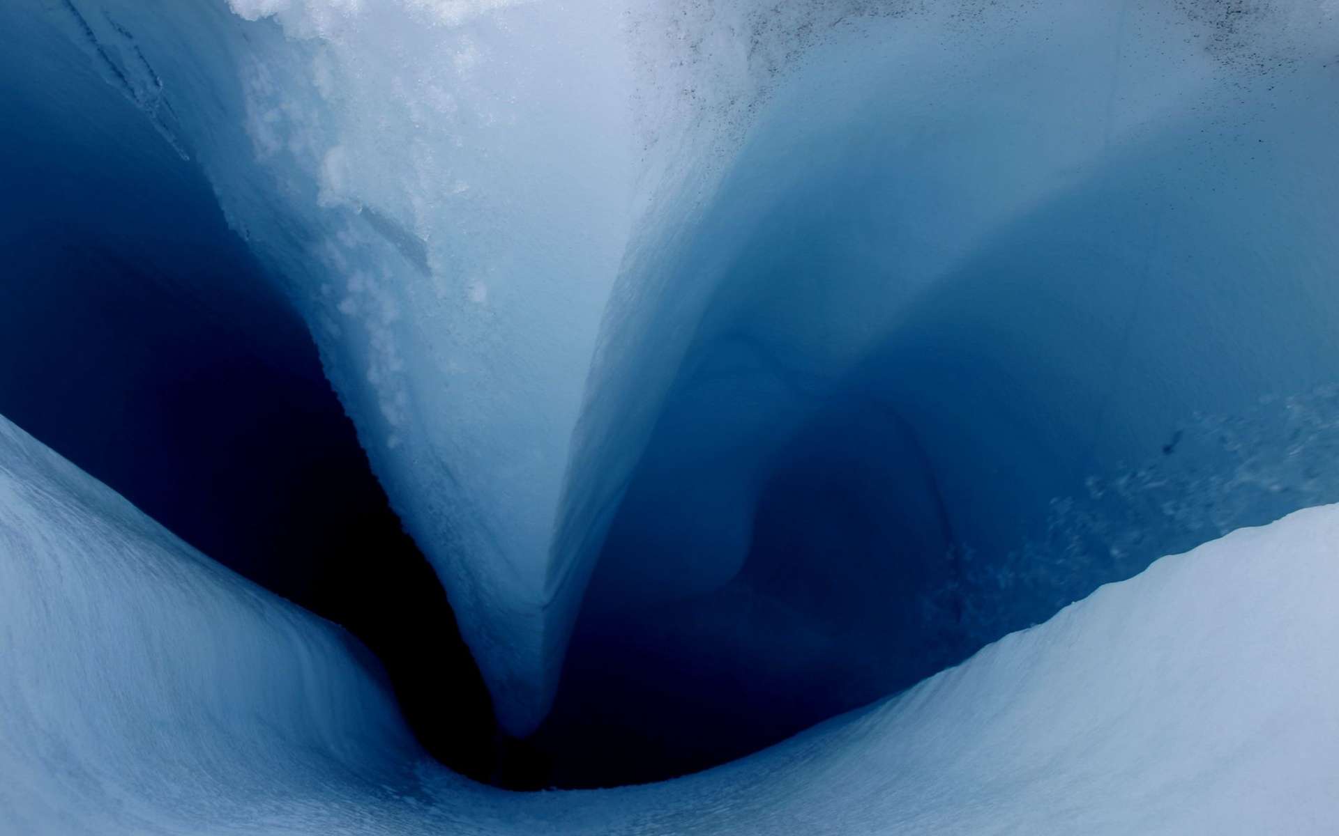 L’eau de fonte provenant de la surface du glacier Sermeq Avannarleq pénètre dans les fissures et atteint la glace interne. L’eau s'écoulant à travers la glace réchauffe probablement la calotte glaciaire de l'intérieur et ramollit la glace, qui se déforme et peut circuler plus vite. L'eau de fonte serait à l'origine de la formation de deux lacs dans la calotte groendlandaise. © William Colgan, Cires