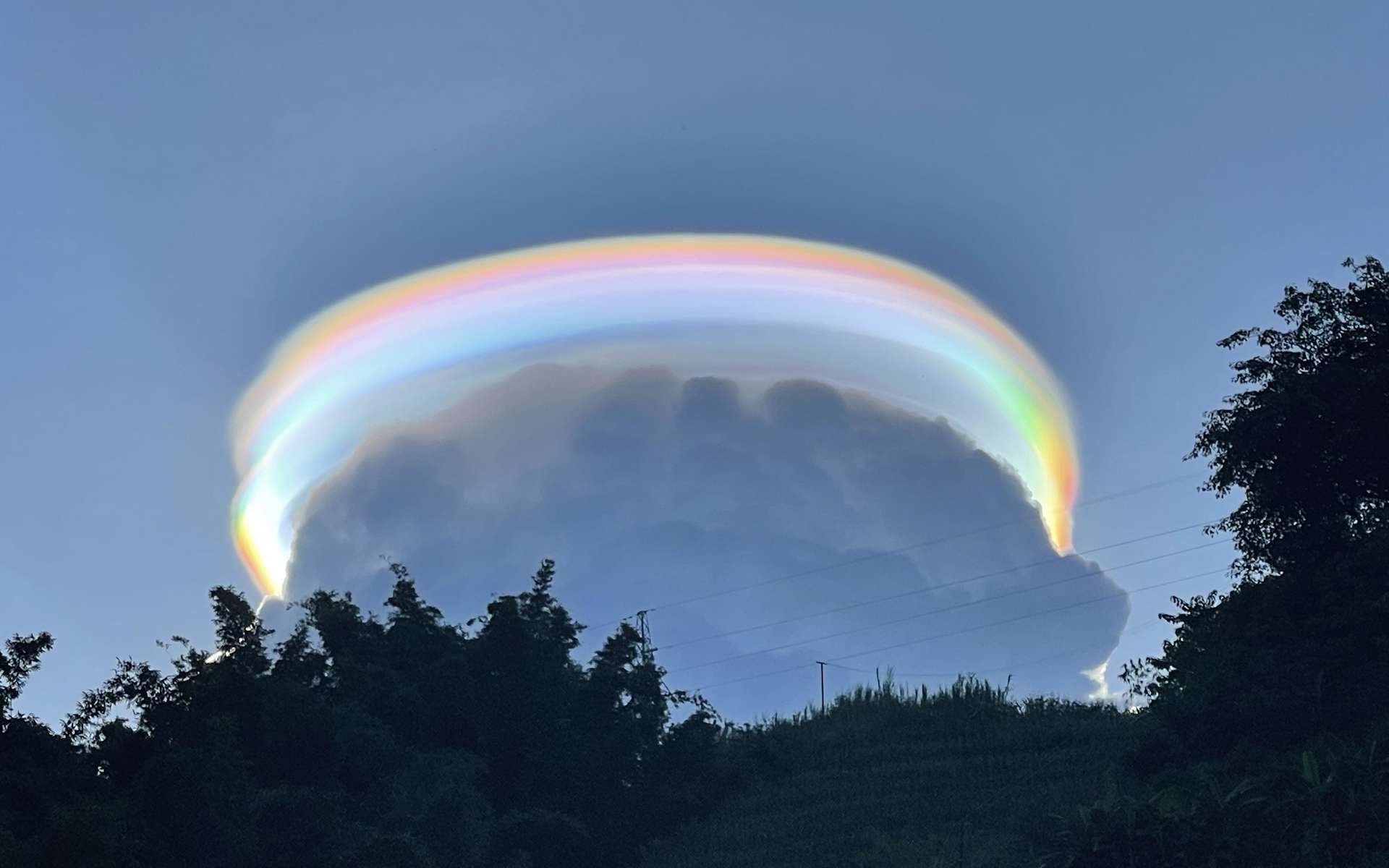Un extraordinaire nuage multicolore en Chine